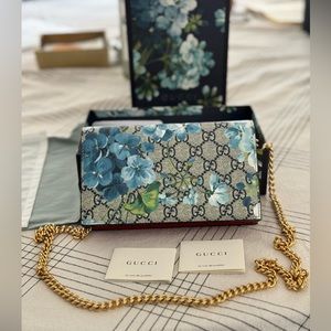 Gucci Blue Blooms Supreme Wallet on Chain